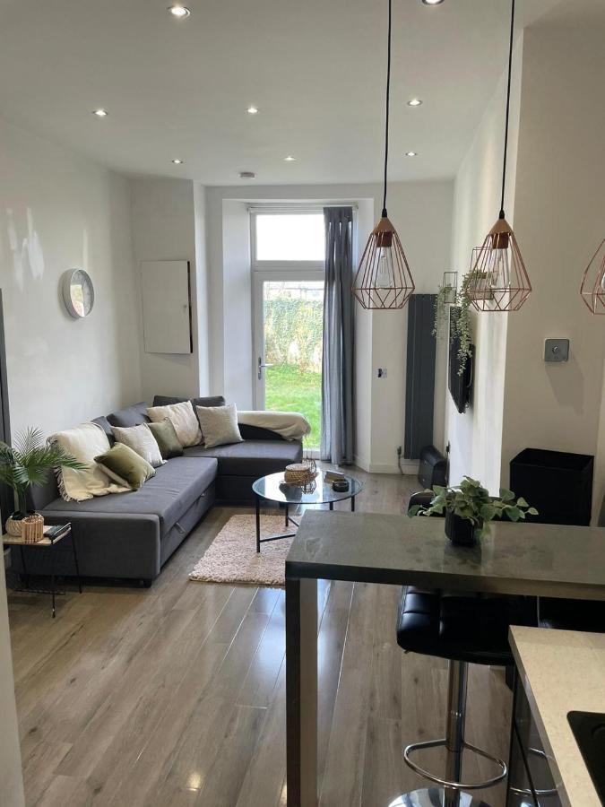 Stylish & Comfortable Ground Floor House - Main Door Private Entrance - Free Parking & Garden Appartement *